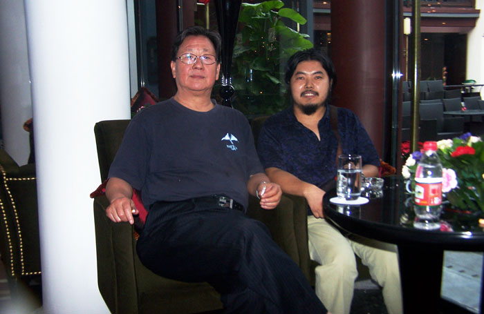 著名书画家赵绪成在我司董事长黄孝仕陪同下观看了昆剧